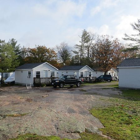 Halls Cottages Honey Harbor Экстерьер фото