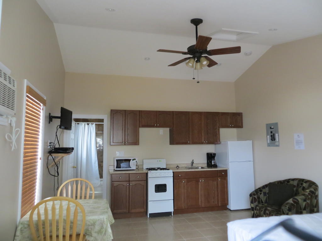 Halls Cottages Honey Harbor Экстерьер фото