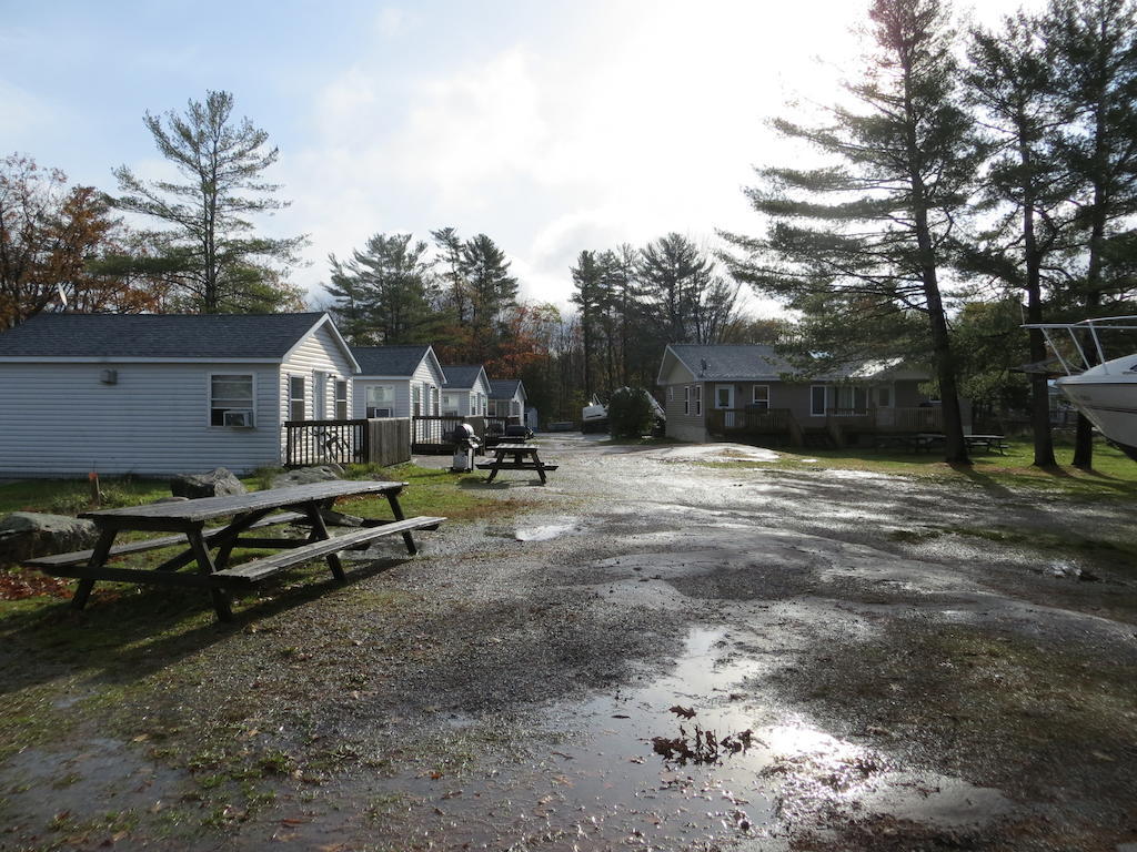 Halls Cottages Honey Harbor Экстерьер фото