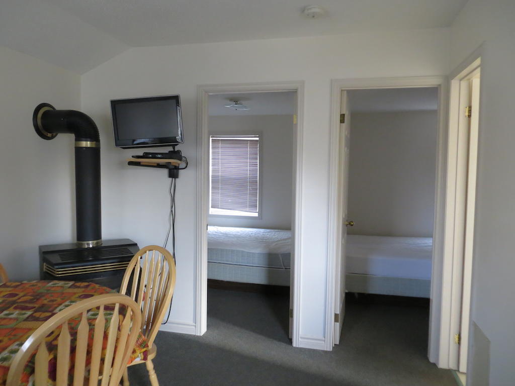 Halls Cottages Honey Harbor Экстерьер фото